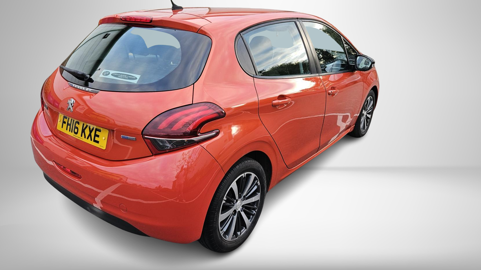 Peugeot 208 1.2 PureTech XS White Hatchback 5dr Petrol Manual Euro 6 (82 ps)