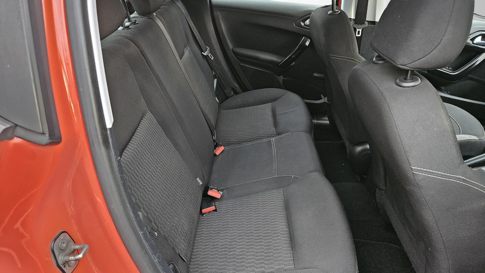 Peugeot 208 1.2 PureTech XS White Hatchback 5dr Petrol Manual Euro 6 (82 ps)